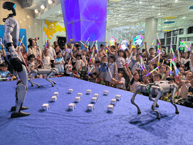展示会での小亀ロボット